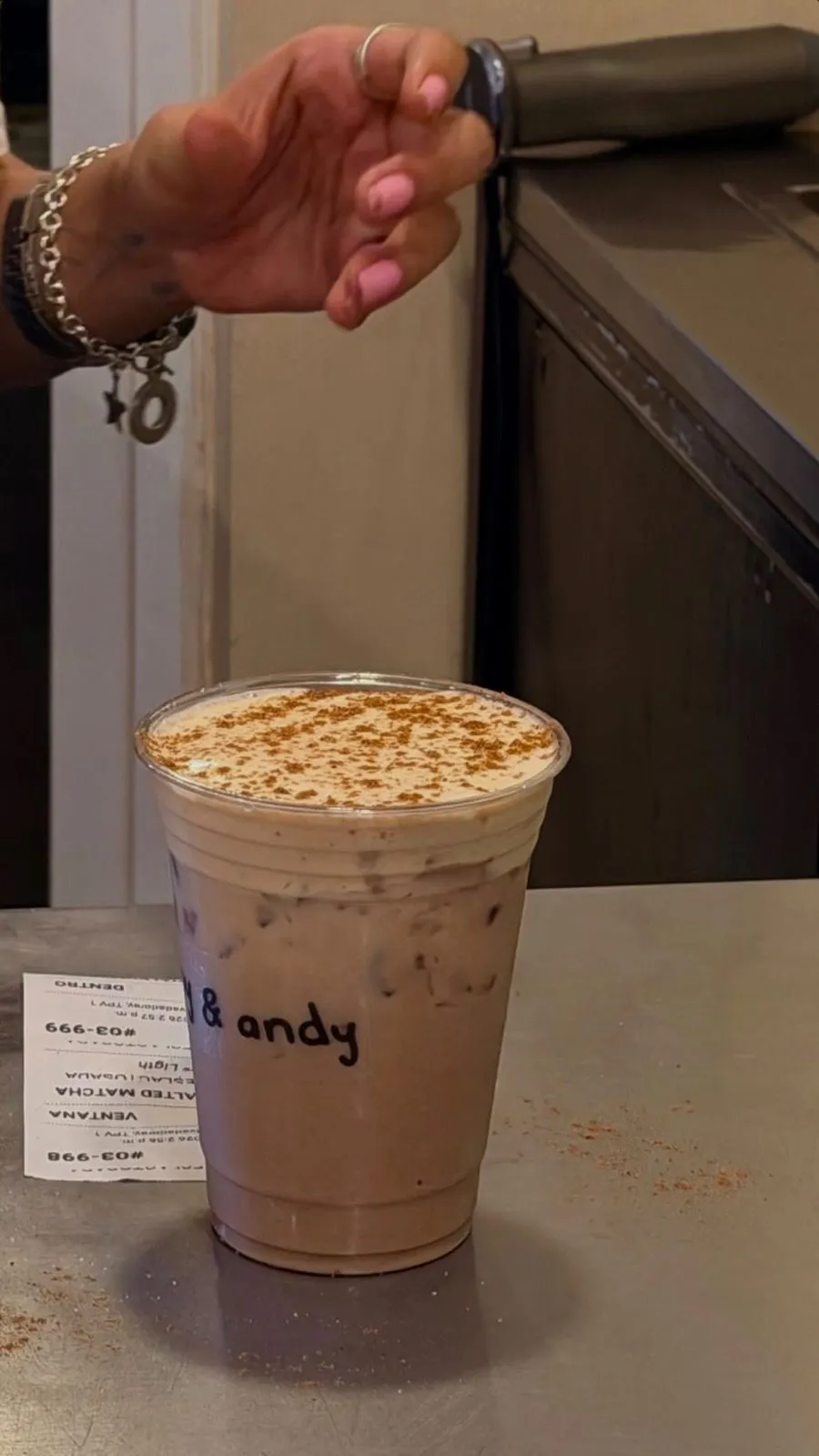 Pumpkin chai con canela servido en vaso de andy & dany