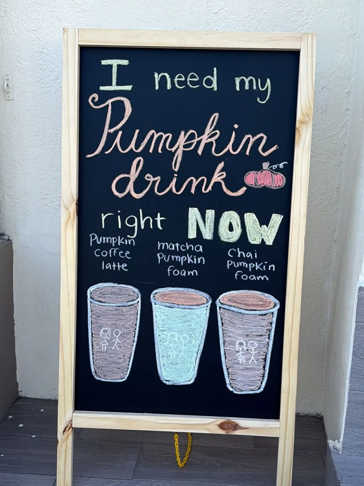 Pizarrón "I need my pumpkin drink right now" con las bebidas de temporada