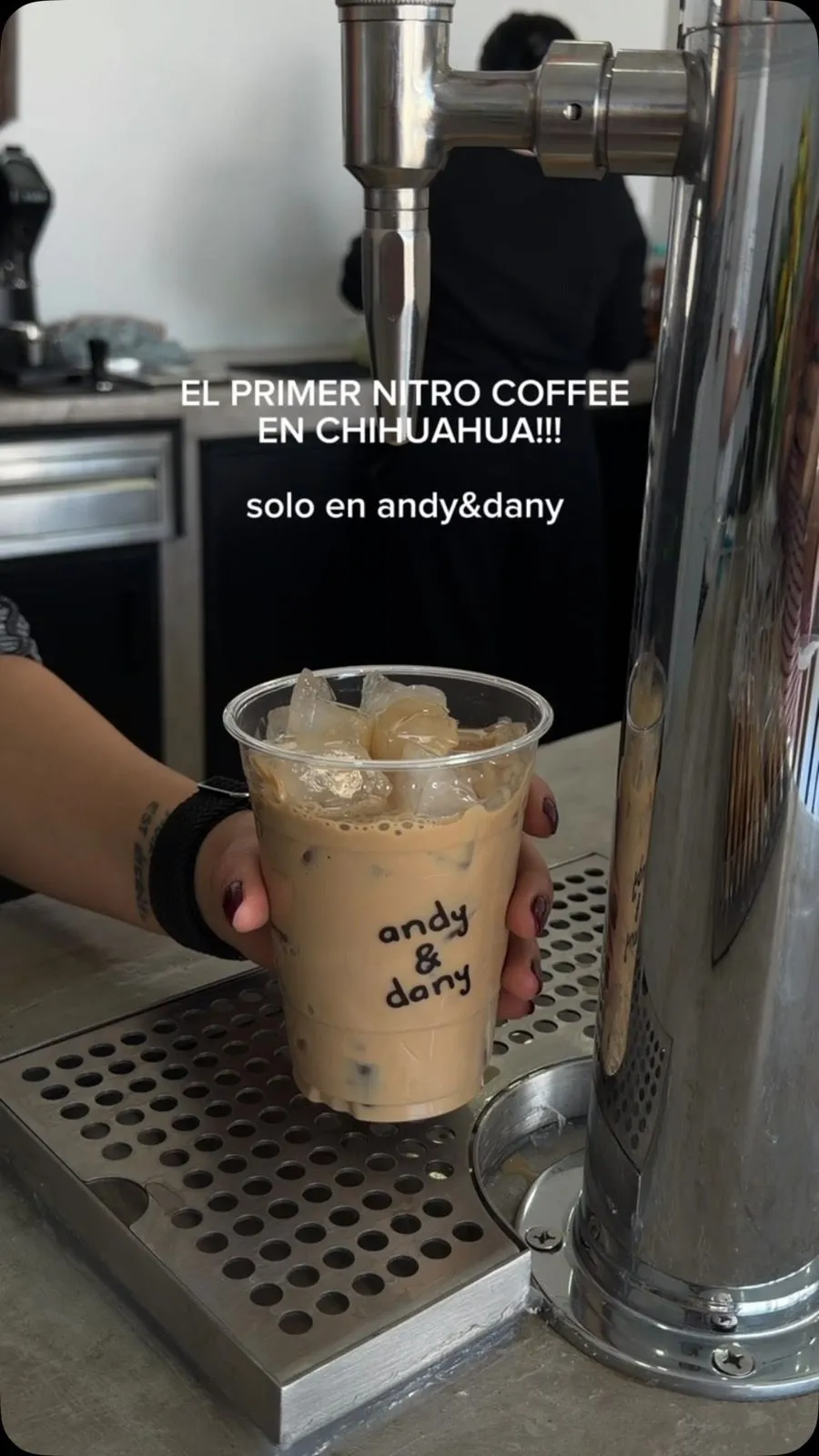 Brown sugar espresso servido de la llave de nitro coffee