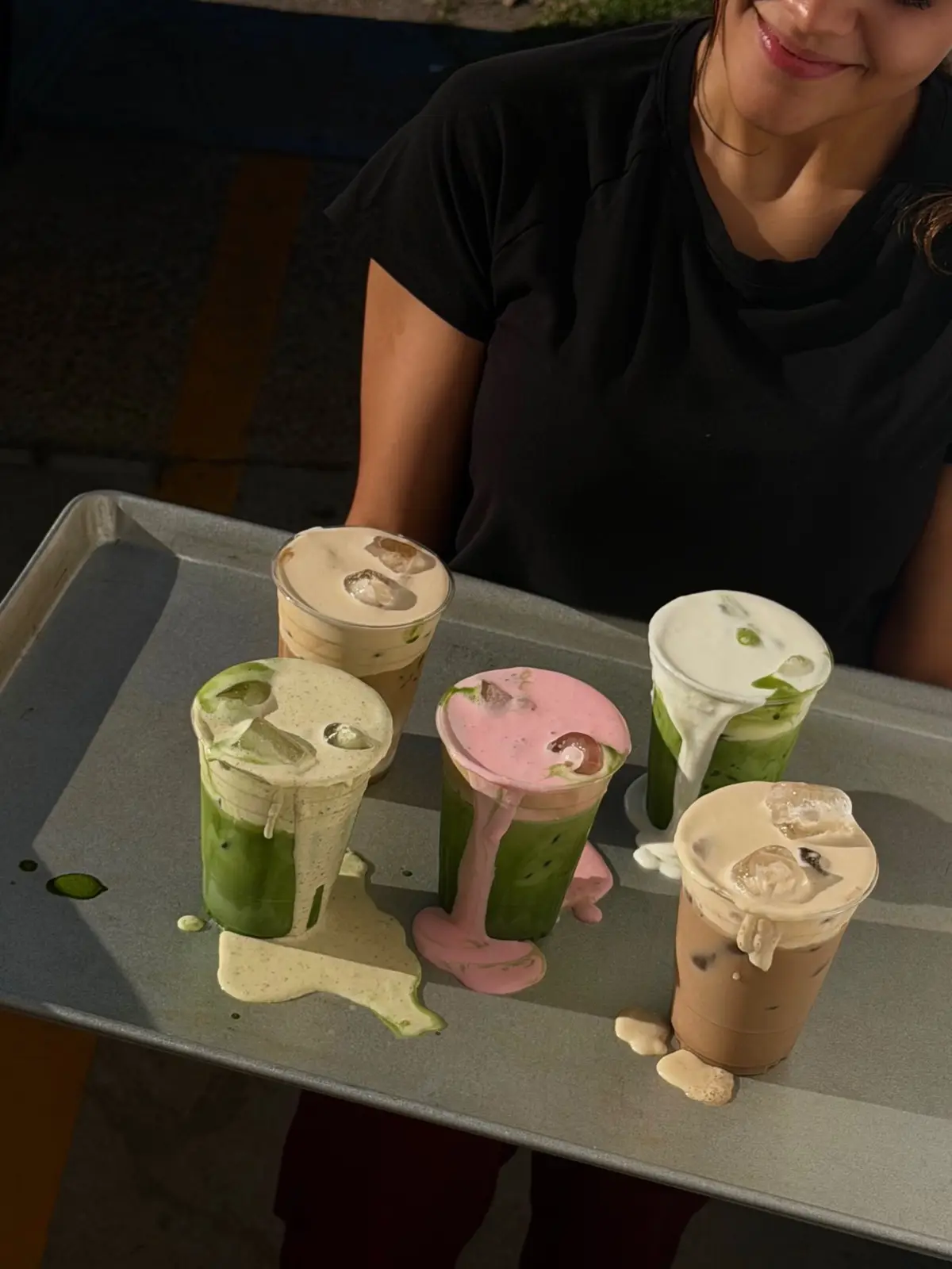 Una charola con bebidas de andy & dany: matcha, fresa y café, recién preparadas